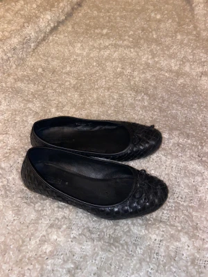 Svarta ballerina skor  - Jättefina svarta ballerina skor som tyvär är lite små. Strolek 39.