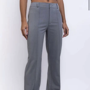 kostymbyxor - Gråa kostymbyxor i storlek extra short 36 från madlady