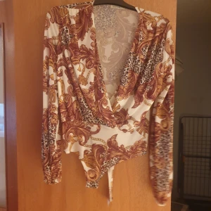 Tröja  - Använd 2 går den e som ny