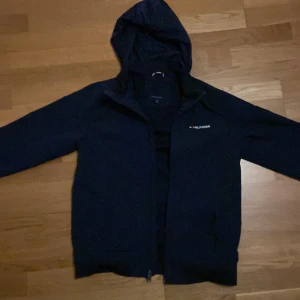Tommy Hilfiger jacka  - Vår/höst jacka från timme hilifiger sparsamt använd skick 9-10, vid intresse kan fler bilder skickas och priset är inte hugget i sten!!!