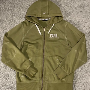 Peak Performance zip hoodie  - Skitcool zip-hoodie i storlek L från Peak performance, äldre modell! Inga defekter och i bra mycket bra skick, skriv om ni har frågor! 