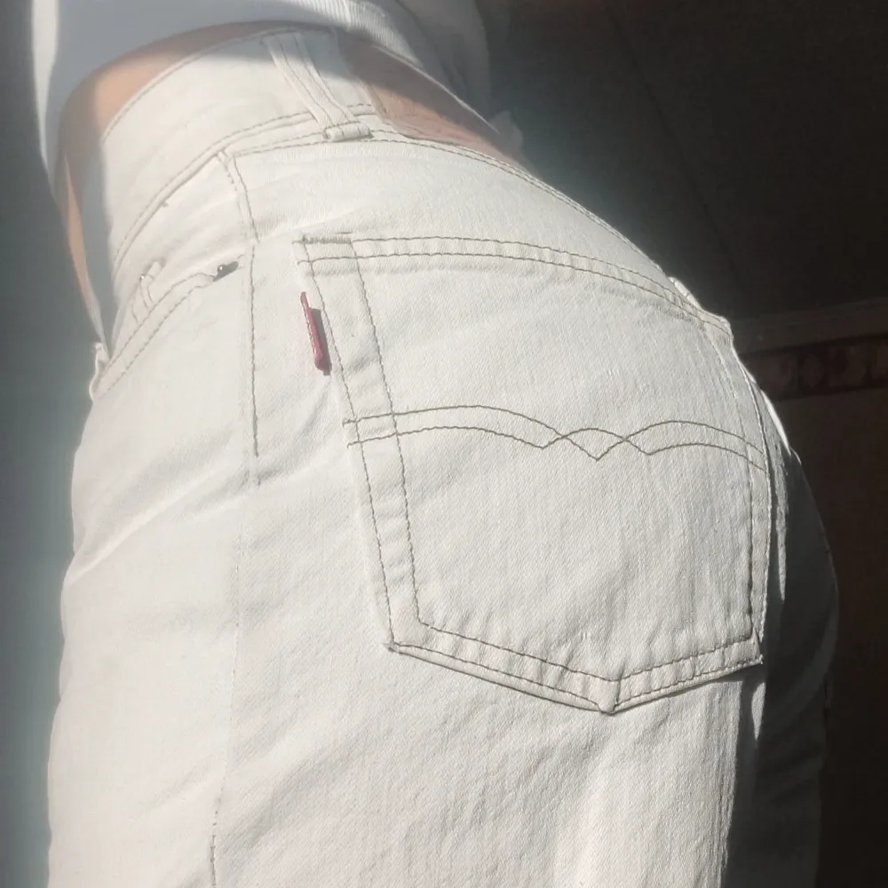 Säljer dessa ursnygga jeansen men coola detaljer där bak då de tyvärr har blivit för små för mig💔 Bara att skriva om du har några funderingar🫶🏻. Jeans & Byxor.