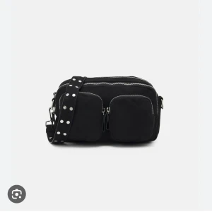 Nunoo liknande väska  - Svart Nunoo liknande väska. Säljer då den inte kommer till användning. Fint skick! 