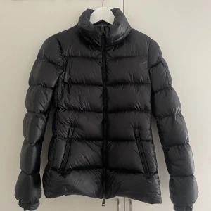 Moncler jacka  - Superfin Moncler jacka!! Perfekt för höst och vinter. Använd fåtal gånger, inga defekter förutom namnanteckning inuti jackan. Nypris: 9900kr säljer för 7500kr 