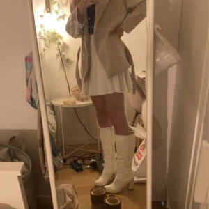 Snygga vita boots  - Superfina vita boots. Aldrig använda utan bara testade inomhus! Lite högre än vad jag trodde och säljer därav. Ca 8 cm klack. Hör gärna av er vid frågor eller om ni vill ha fler bilder. Pris går att diskutera 💕