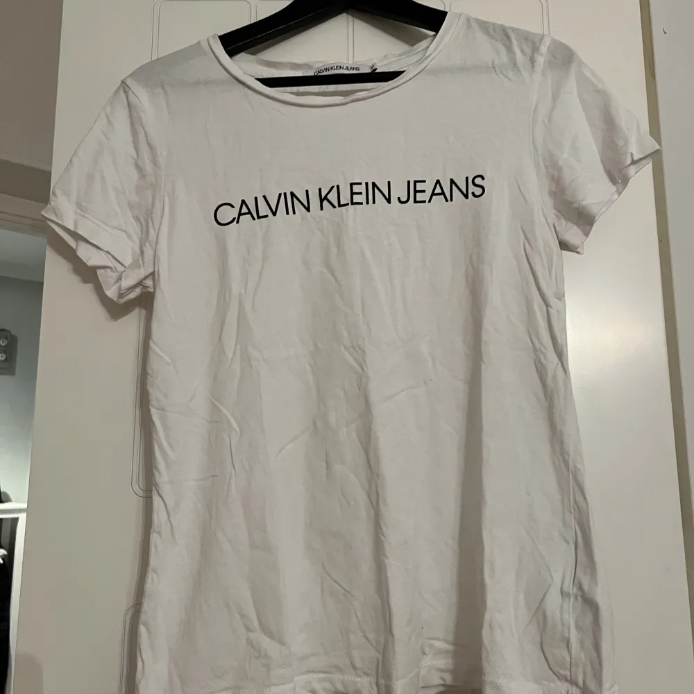 En vit Calvin Klein tröja. Använd något enstaka tillfälle. . T-shirts.