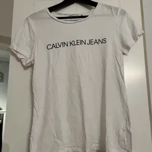 En vit Calvin Klein tröja. Använd något enstaka tillfälle. 
