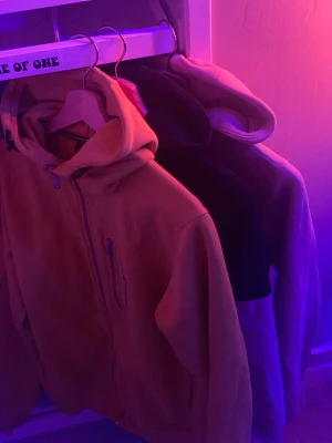 3 st Sail Racing koftor  - Gula=500kr Svart gråa=400kr Beigea=400kr Säljer den gula för lite dyrare för att jag köpte den på NK för 1200kr medans jag köpte dem andra på KidsBrandStore för 950kr. Skriv för bilder på den beigea och fler bilder på dem andra. Ni får alla 3 för 1100kr