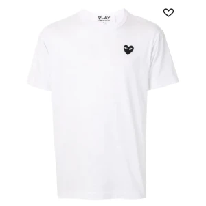 Play T-shirt  - Intresse koll på den här fina tröjan. Storlek M men känns som en storlek S. Så lägg ett pris förslag.