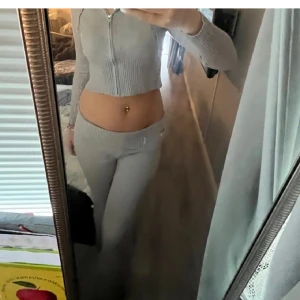 Yoga sett - Inte min bilder!! Köpte detta sett här på plick men de passade tyvärr inte. Det står storlek L på byxorna men de skulle kunna passa M/S som tjejen sa. De köptes för 750kr på rabatt och orginalpriset var 1400💞💞