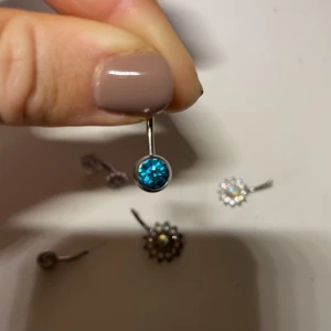 Blå Sten navelpiercing - ⭐️Säljer mycket smycken nu då jag har för mycket och rensar, så bara att skriva vid frågor eller behov av fler bilder🤍✨🌟Paketpris vid köp av flera smycken/plagg.