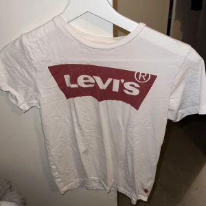 Levis t-shirt 80 kr - Storlek för 10 år, originella pris 350kr men säljer den för 80 kr! Knappt använd för halvår sen så mycket fint skick! Skriv om intresserad- kan mötas upp på stan, tar endast emot Swish