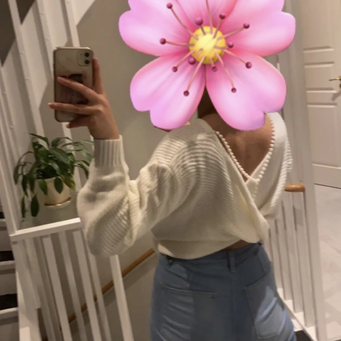 Stickad tröja med pärlor