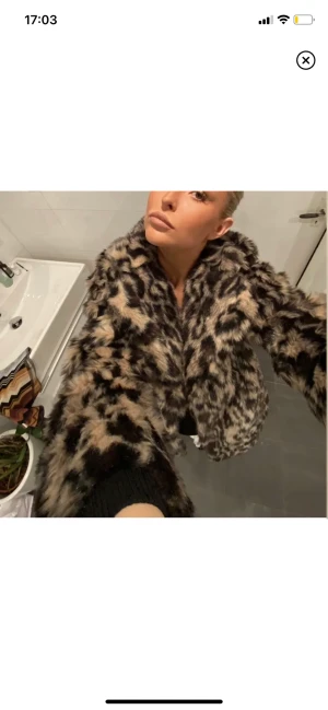Pälsjacka  - Säljer min leopardpälsjacka då den sällan kommer till användning! Asball❤️‍🔥kan gå ner i pris vid en snabb affär