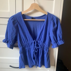 Topp - Jättefin marinblå topp/blus från Ginatricot, aldrig andvänt då den har varit lite för stor.💕skriv gärna om ni har några frågor!(ordinarie pris 350kr)