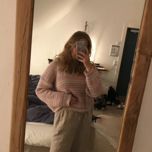 Stickad tröja - Stickad färgglad tröja. Storlek xl men sitter snyggt oversized på typ xs-s. 