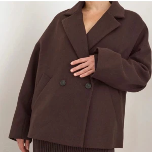 Kappa lindex  - Säljer min supersnygga bruna kappa från lindex!!🤎🥰