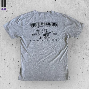Truereligion tisha - True religion tisha i storlek M knappt använd då den är för liten. Mindre cracking på print men inget som syns