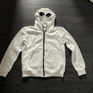 CP Company Zip Hoodie - Säljer den här zippen eftersom den inte passade mig. Storlek M. Inga märken eller smuts heller! Kom dm för funderingar