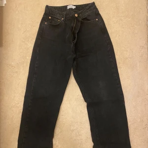 Vida byxor med hög midja - Svarta jeans med vida ben och hög midja. Super fina, säljes då dom är för små.