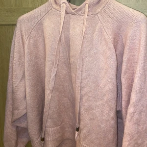 Stickad hoodie rosa - Stickad rosa hoodie från HM. Köpte igentligen den på Sellpy men de va inte riktigt min smak. Storlek S men tycker den är rätt så stor så passar som M och till och med L. Kontakta mig privat för frågor🥰