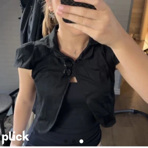 Bolero - En jättefin bolero som inte kommer till användning. Första bilden är lånad, skriv för egna💗jättebra skick och inga defekter. Passar mig som har xs men passar nog en s också. Skriv om ni har några frågor💗