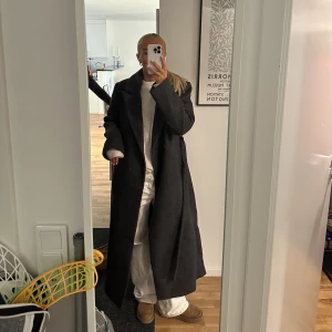 Nakd kappa - Säljer min NA-KD kappa från Hanna schönbergs senaste kollektion. Köptes för 1399kr. Lapp finns fortfarande kvar då den är helt oanvänd. Säljer för 999kr