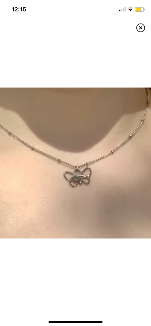 Halsband  - Supergulligt halsband med en liten fjäril och pärla. Frakt blir 18 kr 🦋