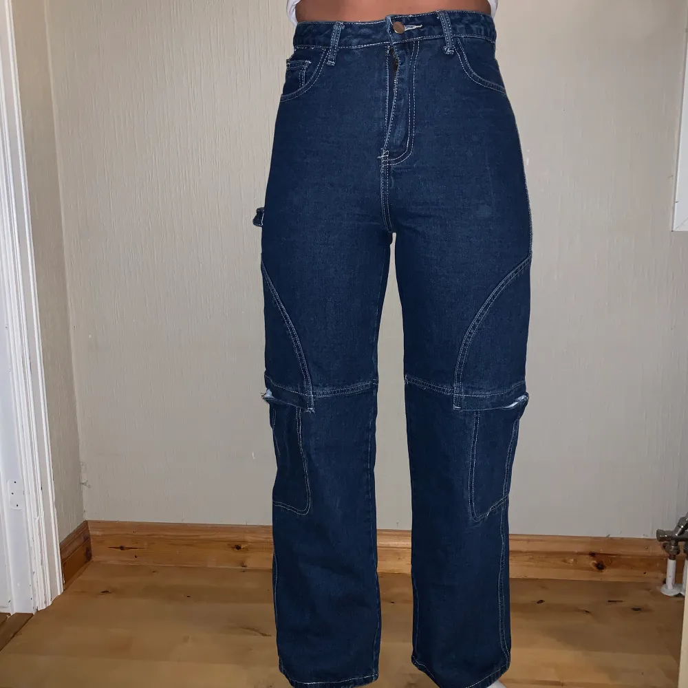 Ett par snygga vida cargo jeans eller nästan snickar jeans. Köpta på plick! Storlek M men passar xs-m💙köpen står för frakten!. Jeans & Byxor.