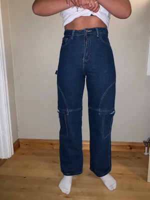 Cargo jeans - Ett par snygga vida cargo jeans eller nästan snickar jeans. Köpta på plick! Storlek M men passar xs-m💙köpen står för frakten!