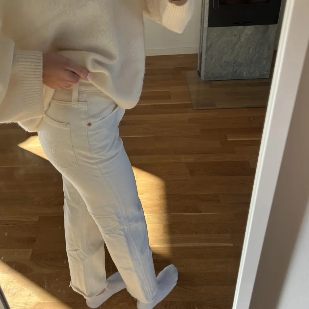 Vita Levis jeans i modellen ribcage straight! Storlek W24/L32. Helt vita så i bra skick!🤍. Jeans & Byxor.