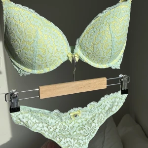 Hunkemöller spets BH med push-up (trosor gratis) - Hunkemöller BH i storlek 70D med push-up. Använd ett fåtal gånger, inga hål eller fläckar. Trosorna är i storlek S och följer med gratis🌸 Bara om köparen vill det. De är använda få gånger. Inga hål eller fläckar. Allt är tvättat💗Ljusgul och mintgrön färg.