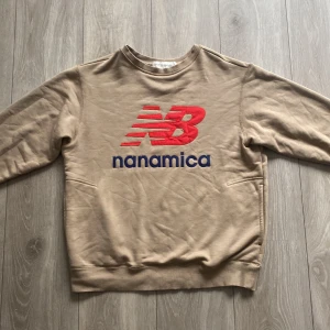 New balance tröja - Bra skick säljer den för att den inte kommer till så mycket användning här köpt för 950kr