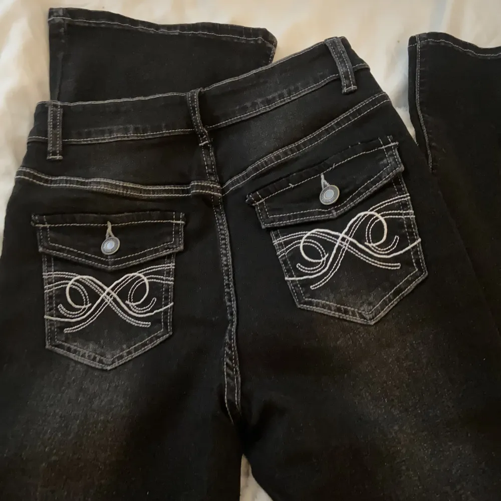 Utsvängda jeans ifrån shein🦋. Jeans & Byxor.