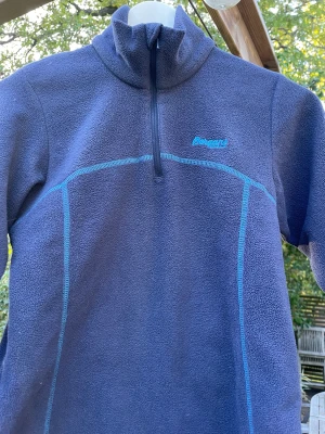 Fleecetröja  - Säljer dennna fleecetröja som är så skön nu till hösten. Inga defekter 