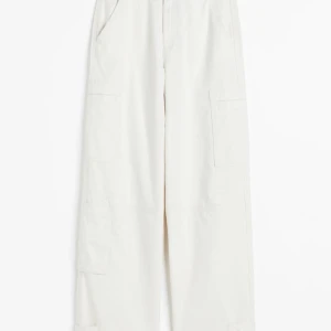 Rak cargobyxa - Rak cargobyga från HM. Helt nya i princip då jag bara använt dom en gång.