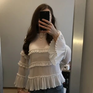 Vit blus - Vit blus från na-kd som inte kommer till någon användning. Har aldrig använt den så den är i bra skick