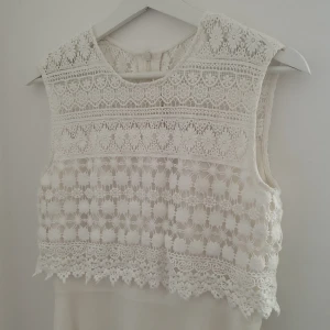 Vit klänning  - Den var min studentklänning, men har inte användning länge. 