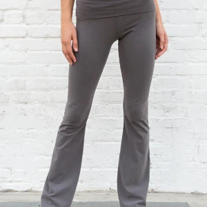 Brandy melville yoga pants - Säljer dem här trendiga fold over yoga byxorna från brandy melville för att dem var för stora. Dem är i storlek xs/s. Om många är intresserade så blir det budgivning ❤️priset kan diskuteras.
