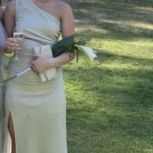 Balklänning - Min balklänning som jag tycker är så fin men tyvärr inte kommer använda mer än till det tillfället och som inte går att köpa längre