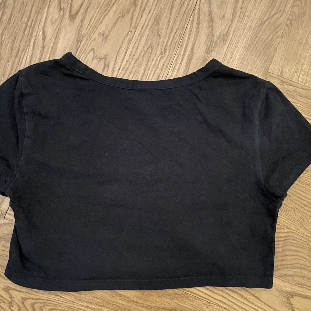 Svart crop top . Toppar.