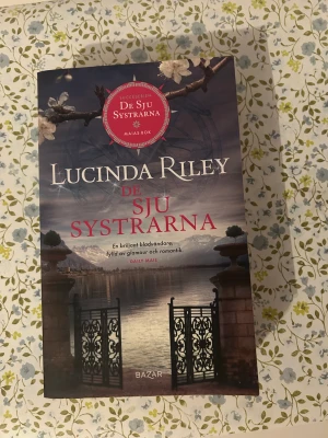 Bok - ”De sju systrarna” bok ett av de sju systrarna serien. Bra och jätte intressant bok och serie. Köpt för 120kr.