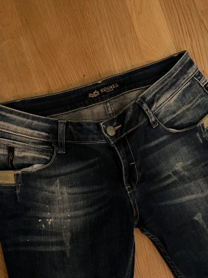 Vintage Hermès jeans M - Säljer mina ursnygga vintage jeans från Hermès då de inte passar mig längre  Storlek 31/32 Längd cirka 96+8 cm (har lagt upp dem för hand) Priset kan diskuteras!