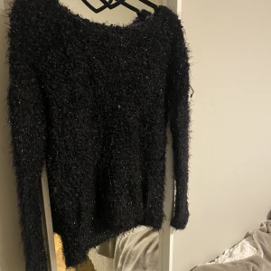 Glittrig tröja - Superfin grittrig tröja som man kan ha på fest eller liknande! Skriv för fler bilder🥰
