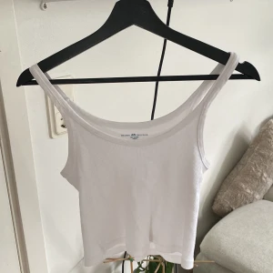 brandy melville linne - brandy melville linne köpt från florida! jätte fint som basplagg/under en kofta eller bara som den är. inga defekter o knappt använts. priset går att förhandla! tryck jätte gärna köp nu❤️