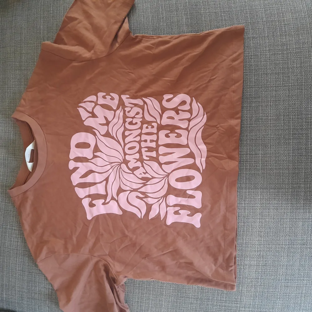En brun T-shirt med rosa text från H&M!. T-shirts.