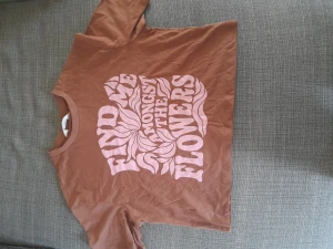 Brun T-shirt! - En brun T-shirt med rosa text från H&M!