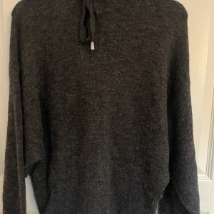 Stickad hoodie - Jättemysig grå stickad hoodie i strlk s