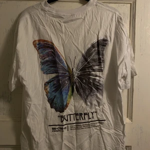 Oversize t-shirt med tryck - Vit oversize t-shirt med coolt tryck på ryggen. Använd fåtal gånger. Behöver strykas😅 Annars bra skick. Strl S (oversize, passar upp till xl)