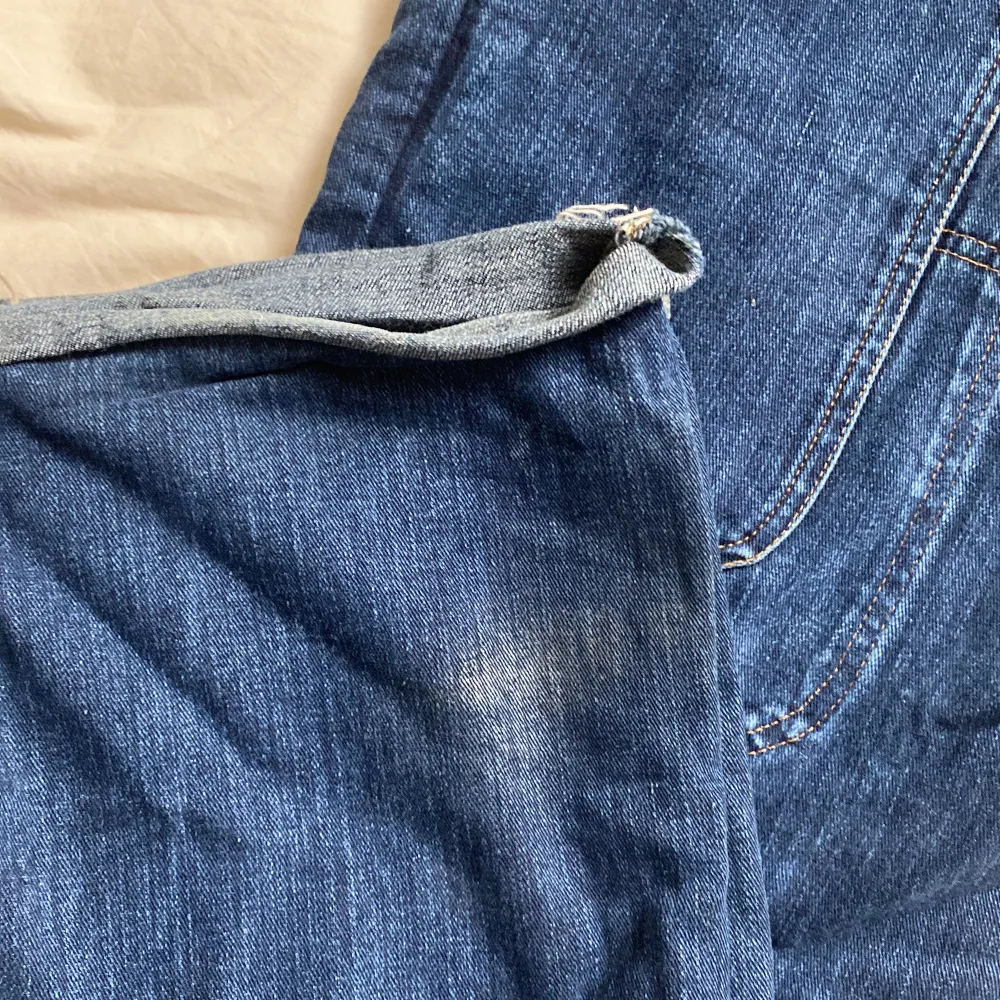 Baggy cargo jeans med jättestora fickor. Avklippta och lite slitna längst ner.. Jeans & Byxor.